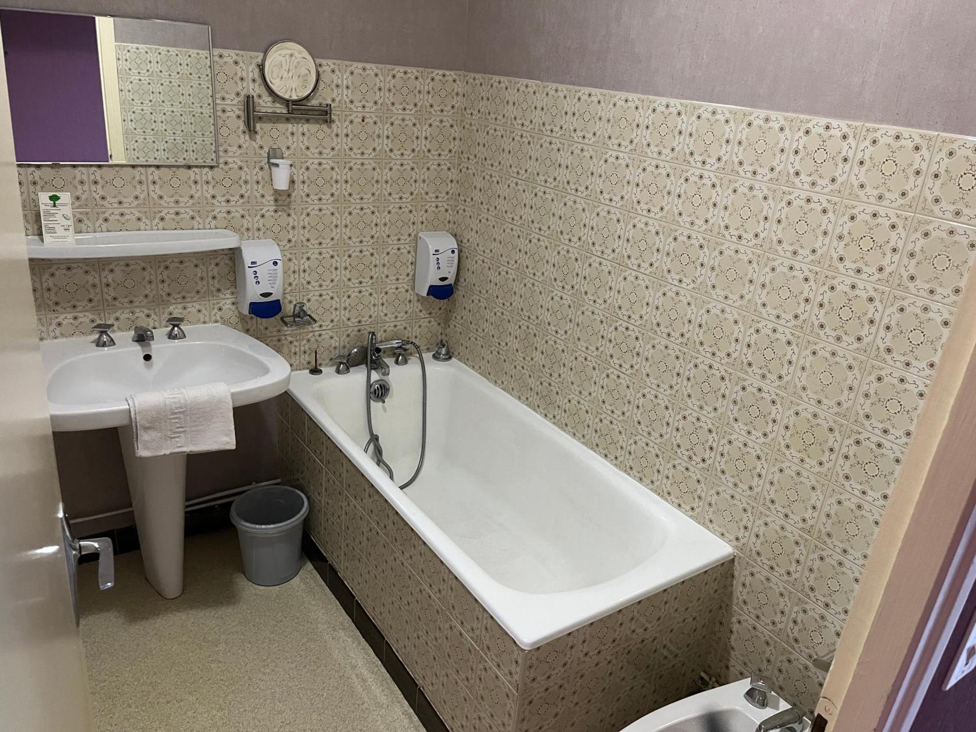 Hotel Le Lyon Vert Commentry Екстериор снимка