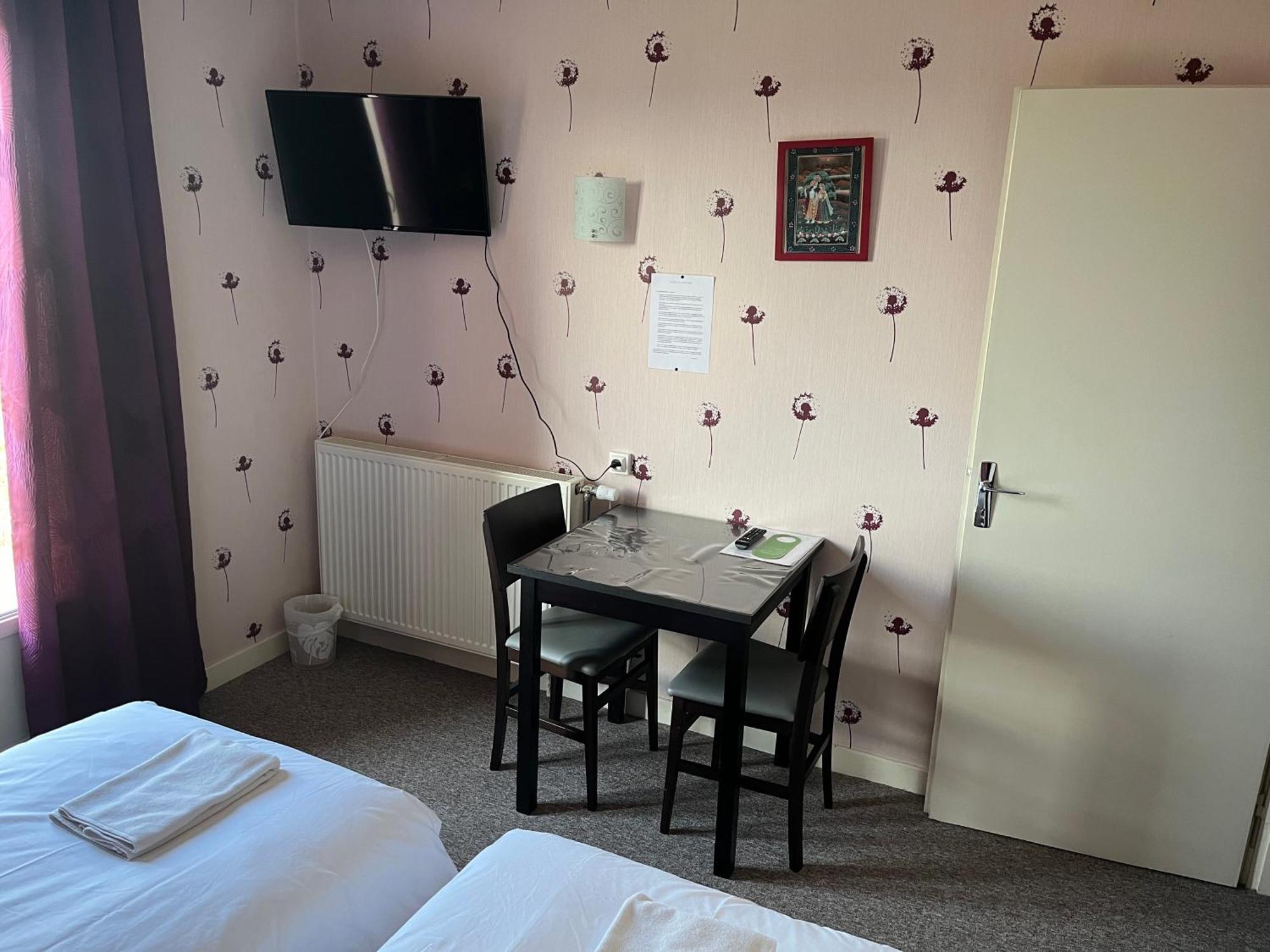 Hotel Le Lyon Vert Commentry Екстериор снимка