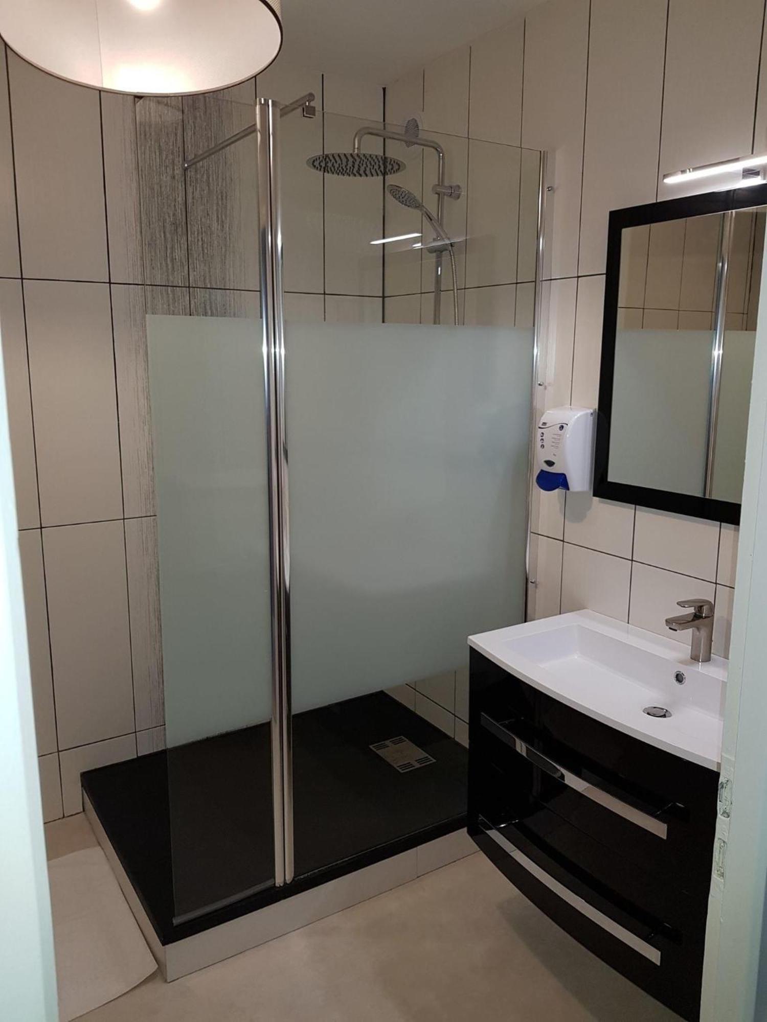 Hotel Le Lyon Vert Commentry Екстериор снимка