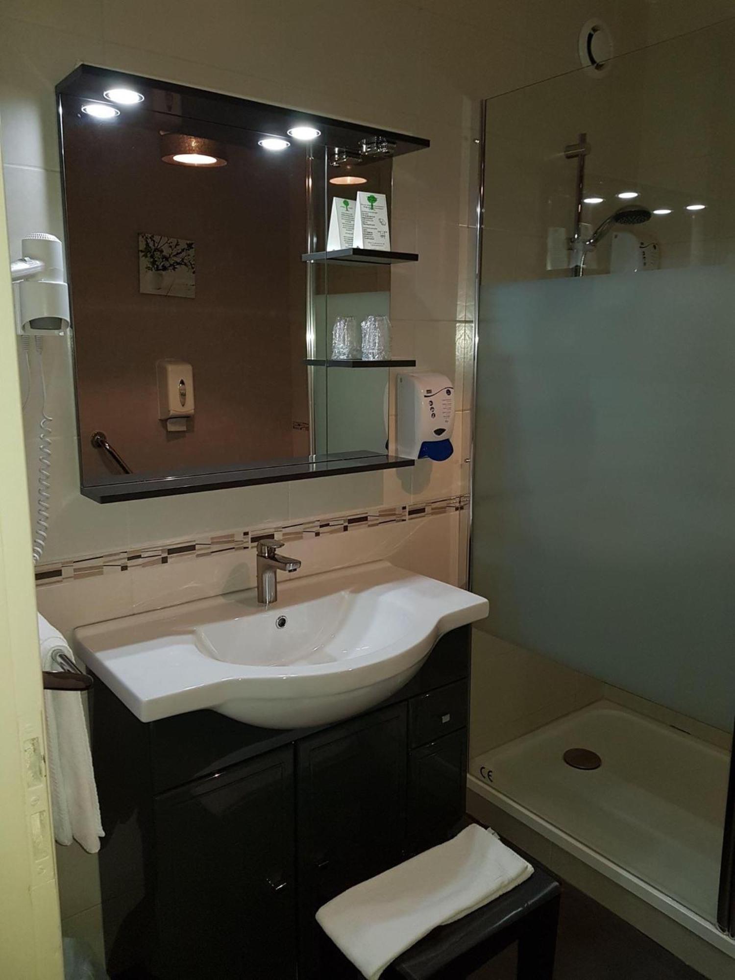 Hotel Le Lyon Vert Commentry Екстериор снимка