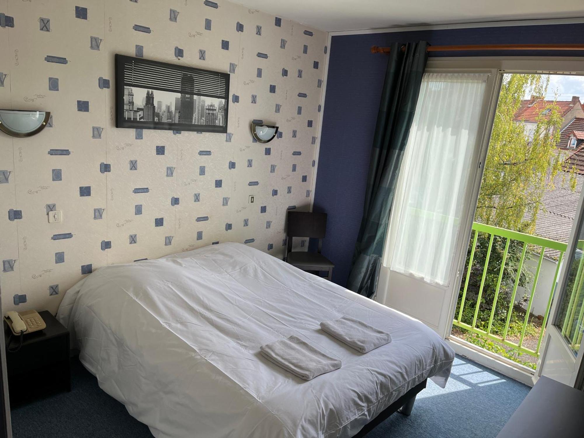Hotel Le Lyon Vert Commentry Екстериор снимка