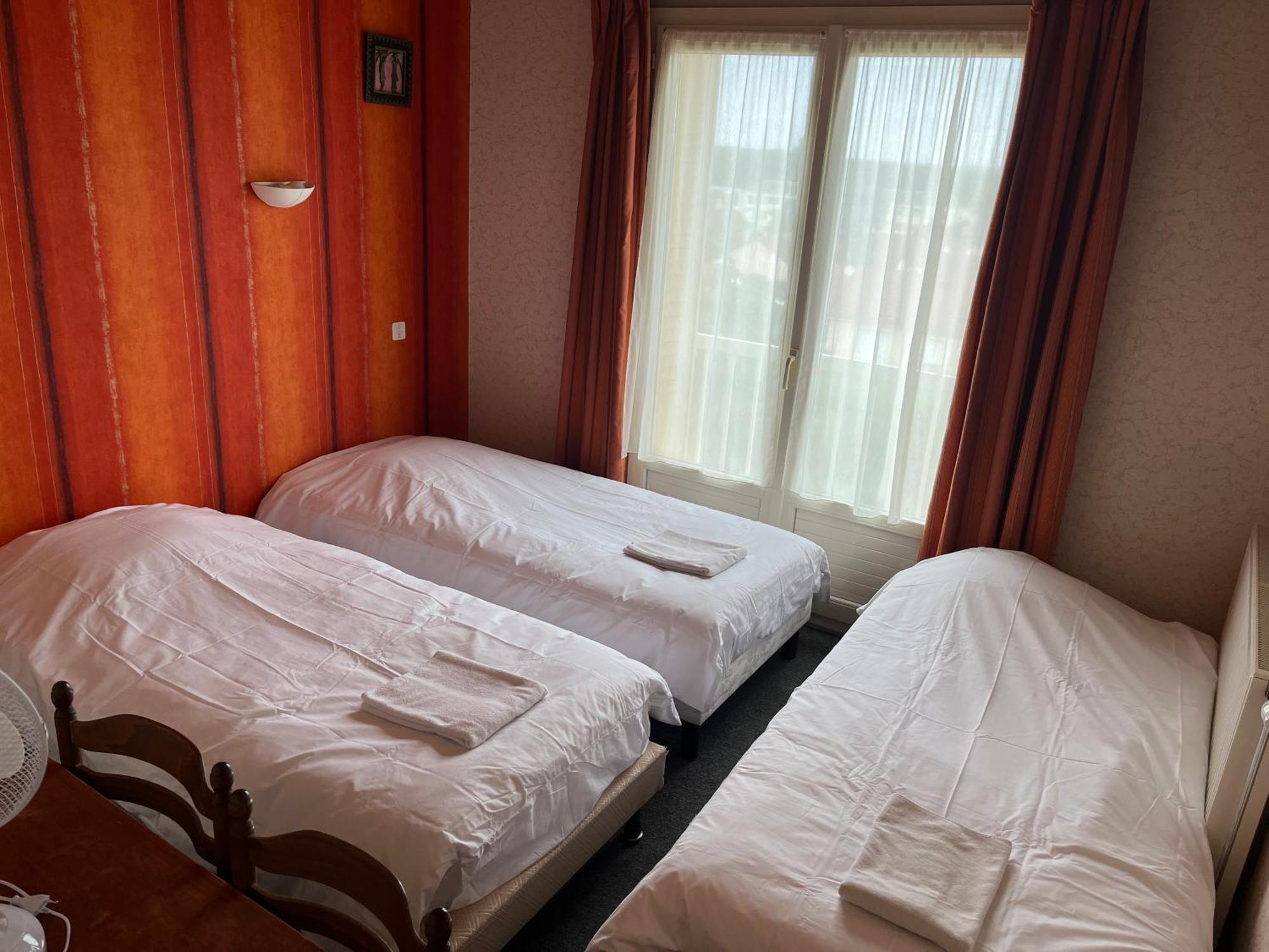 Hotel Le Lyon Vert Commentry Екстериор снимка