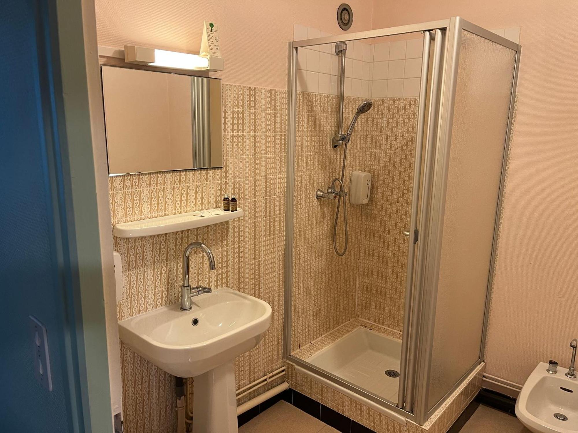 Hotel Le Lyon Vert Commentry Екстериор снимка