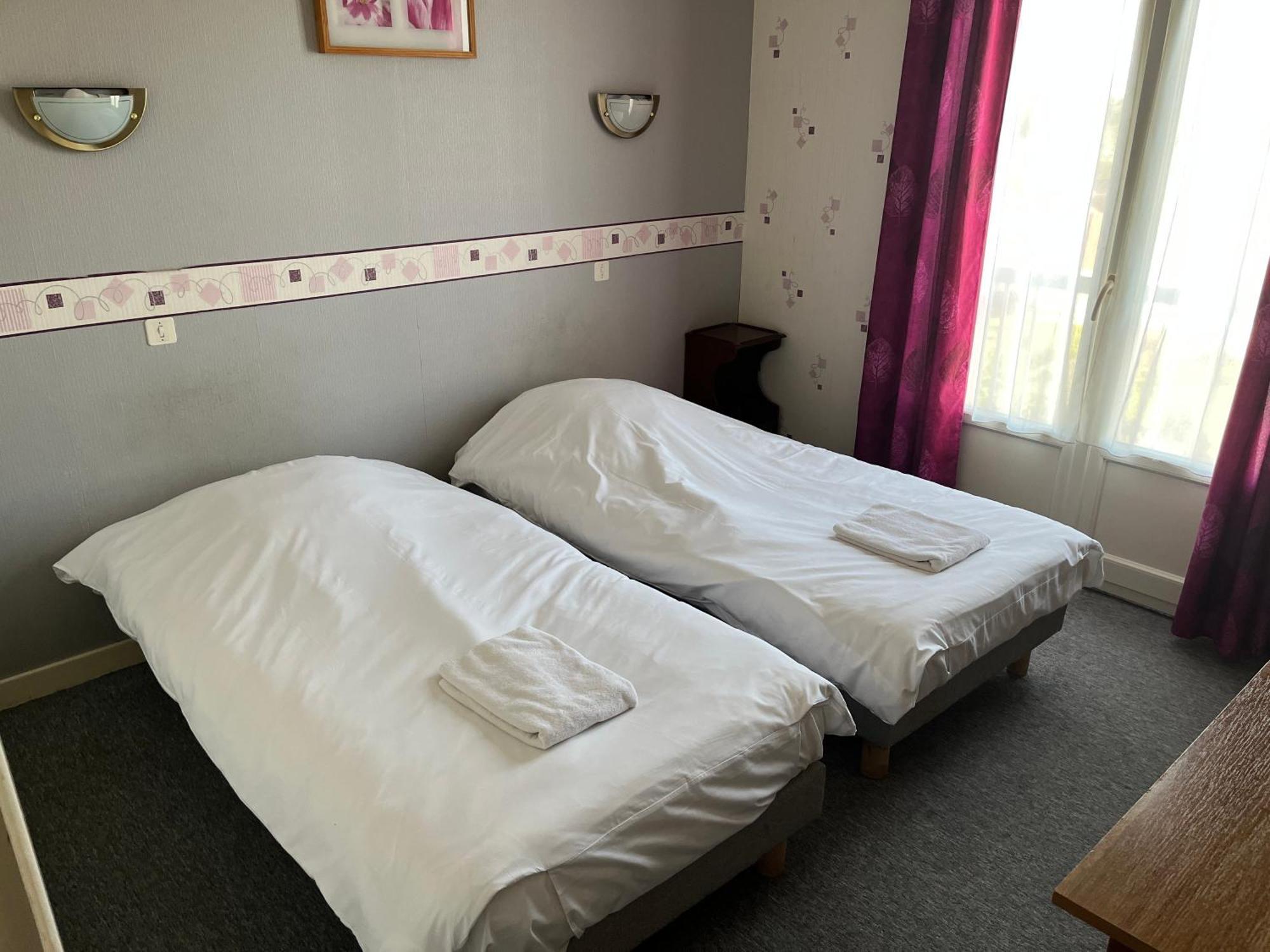 Hotel Le Lyon Vert Commentry Екстериор снимка