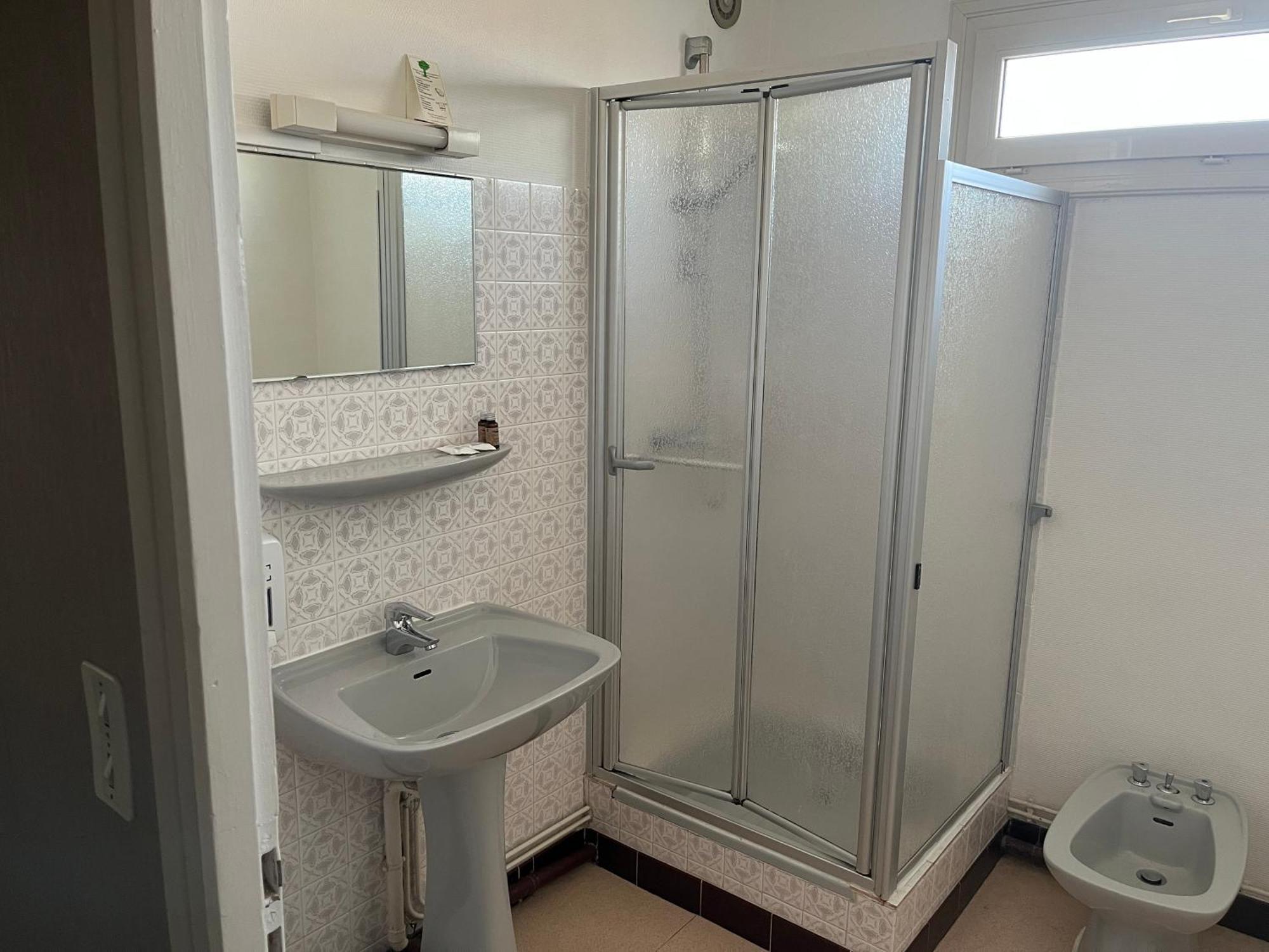 Hotel Le Lyon Vert Commentry Екстериор снимка