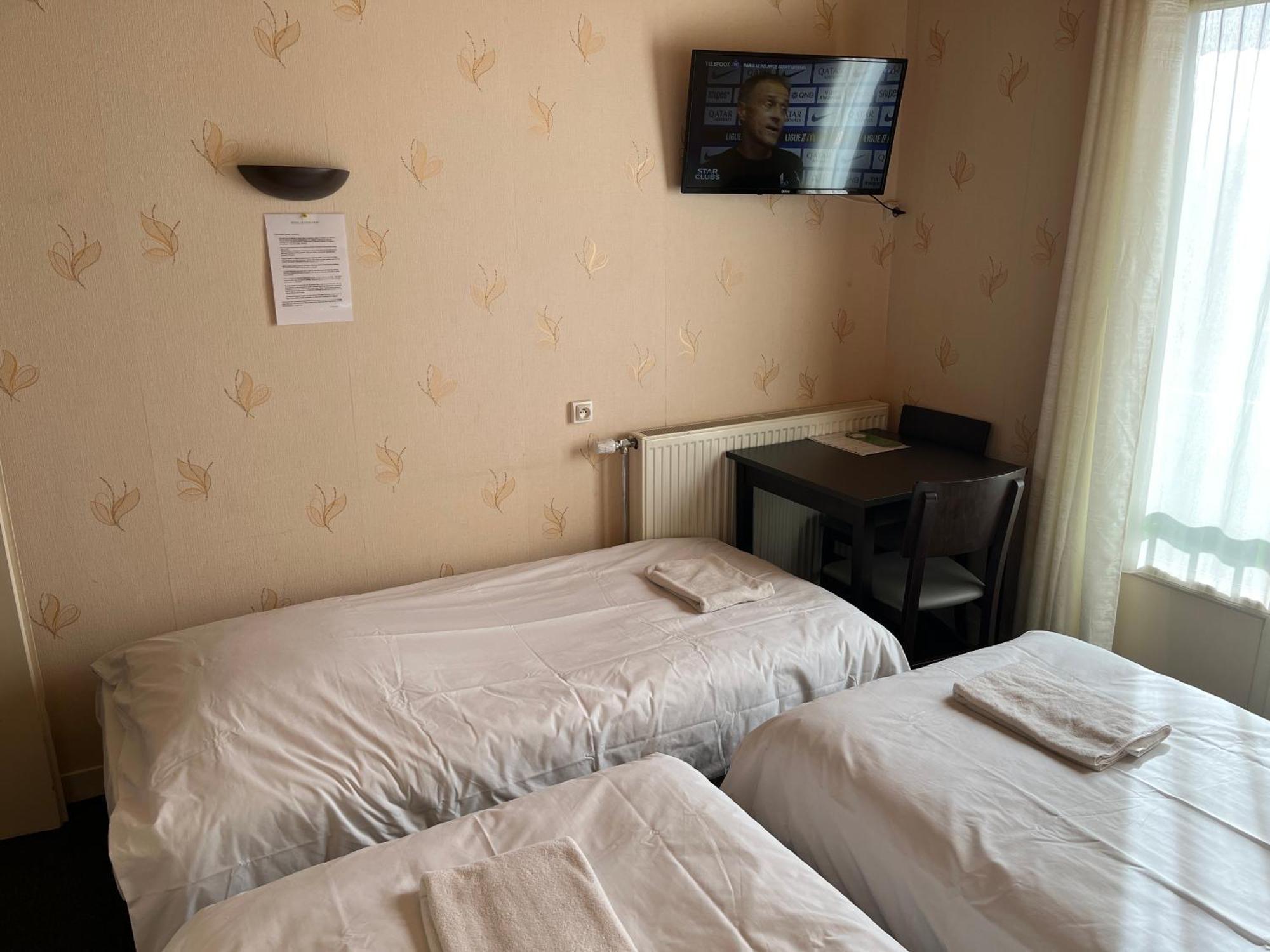 Hotel Le Lyon Vert Commentry Екстериор снимка