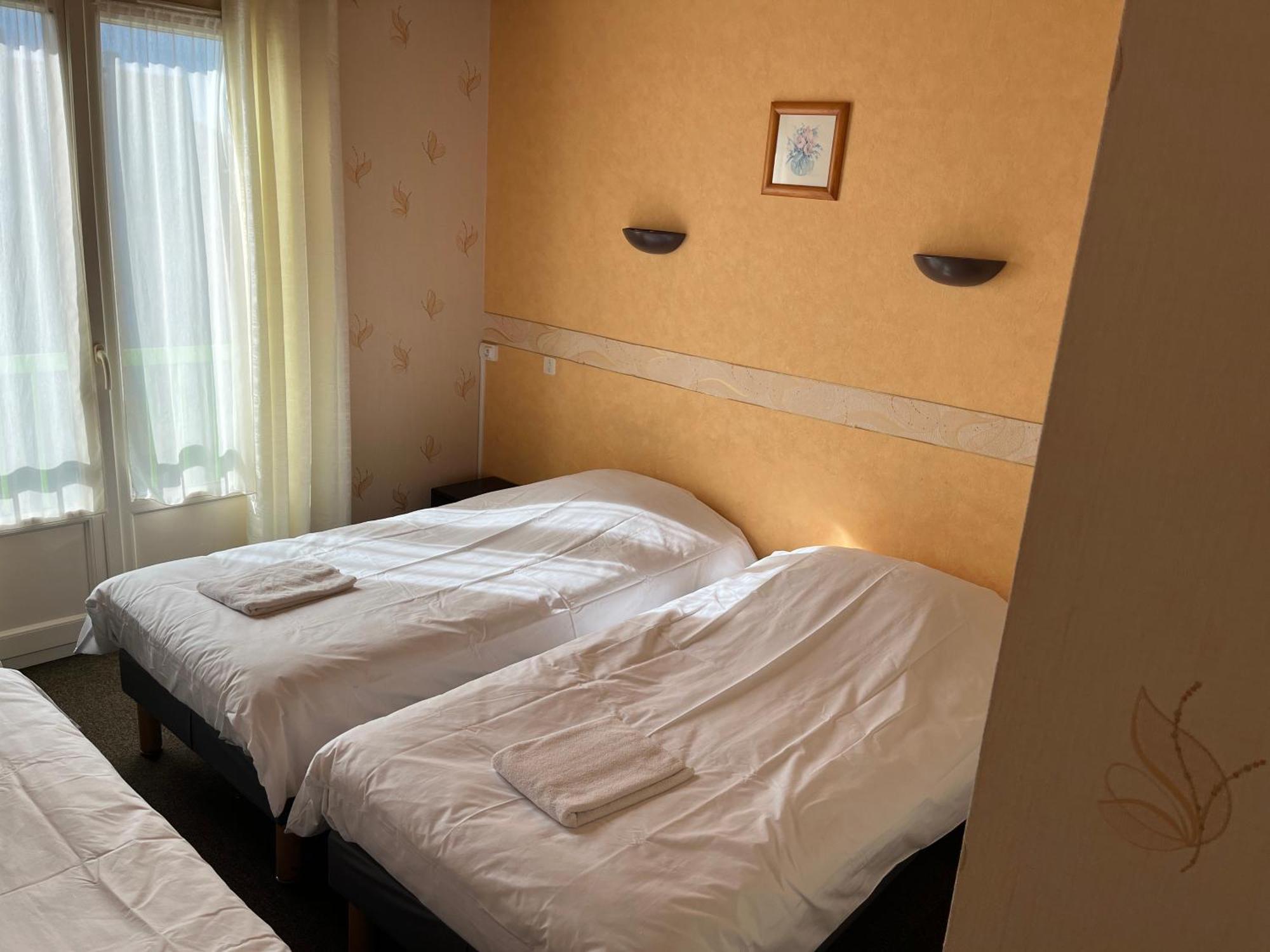 Hotel Le Lyon Vert Commentry Екстериор снимка