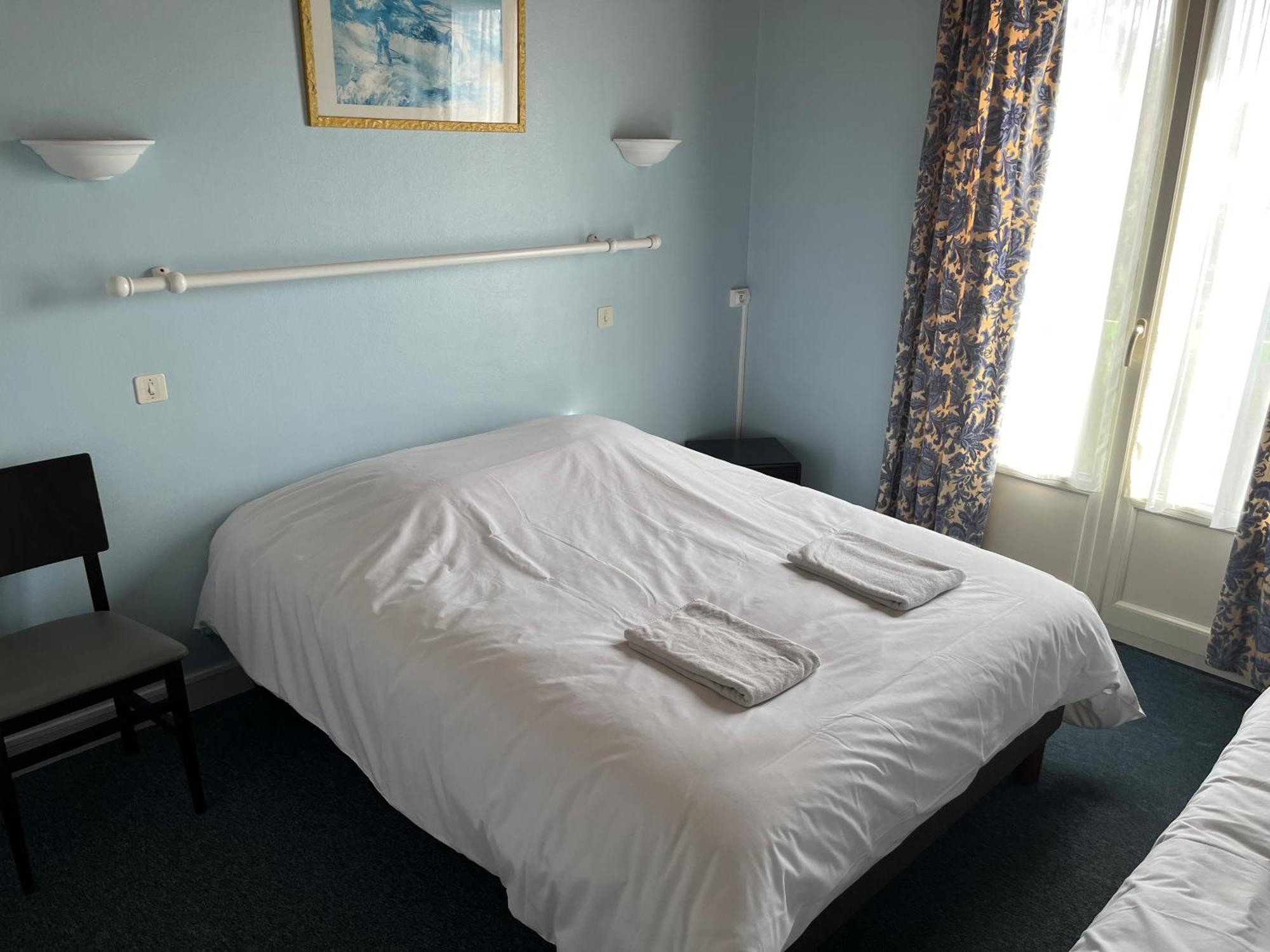 Hotel Le Lyon Vert Commentry Екстериор снимка