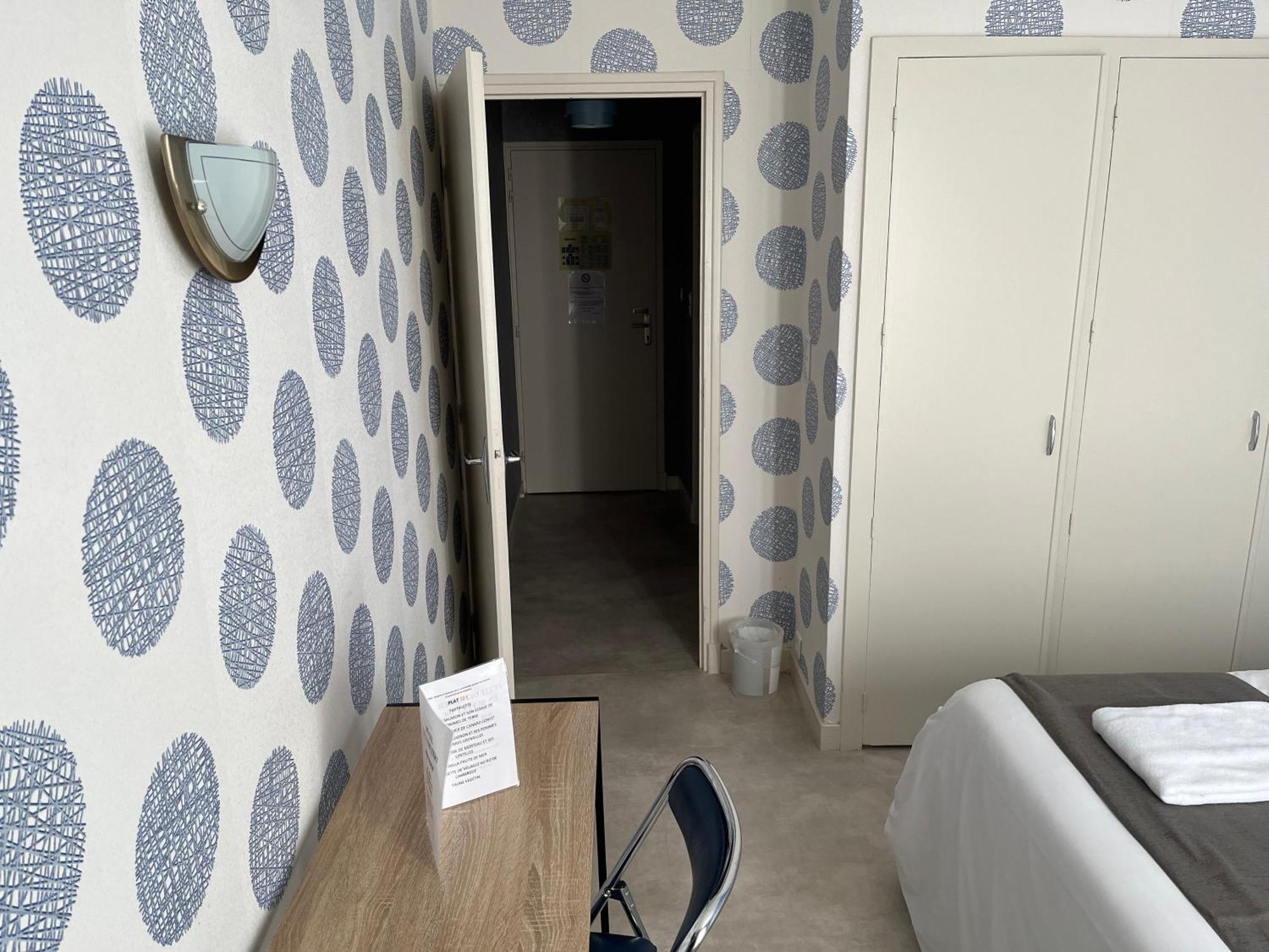 Hotel Le Lyon Vert Commentry Екстериор снимка