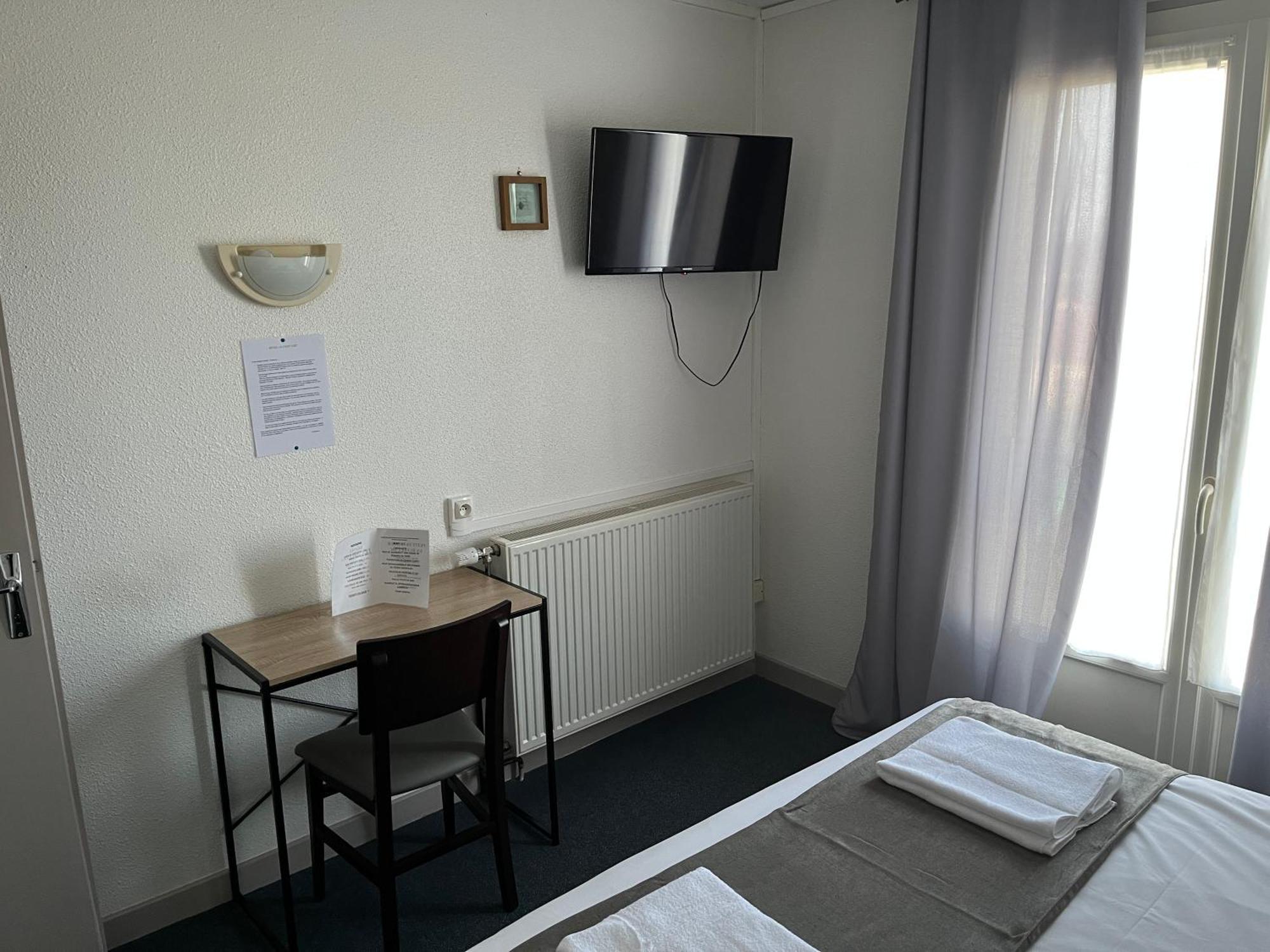 Hotel Le Lyon Vert Commentry Екстериор снимка