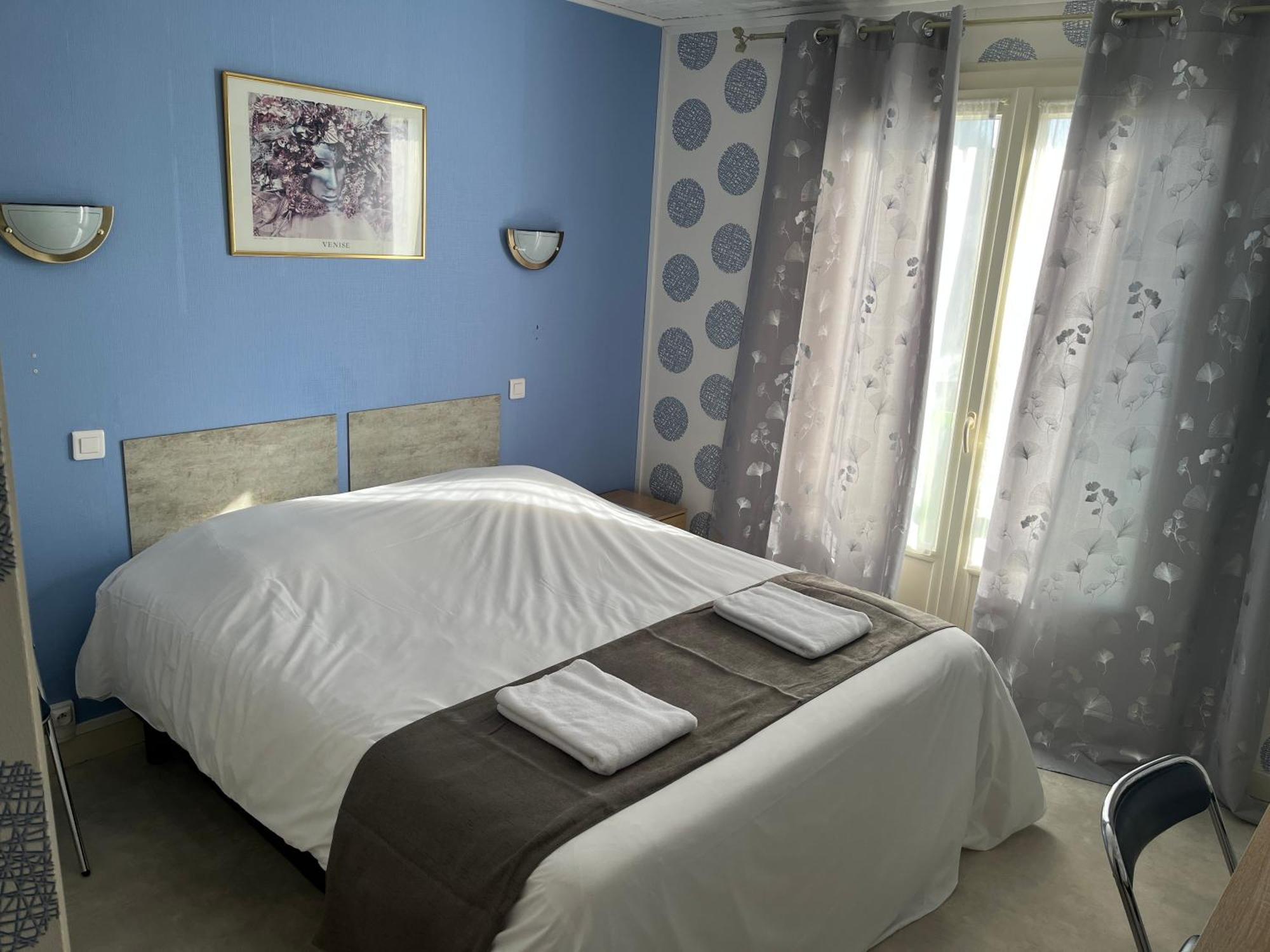 Hotel Le Lyon Vert Commentry Екстериор снимка