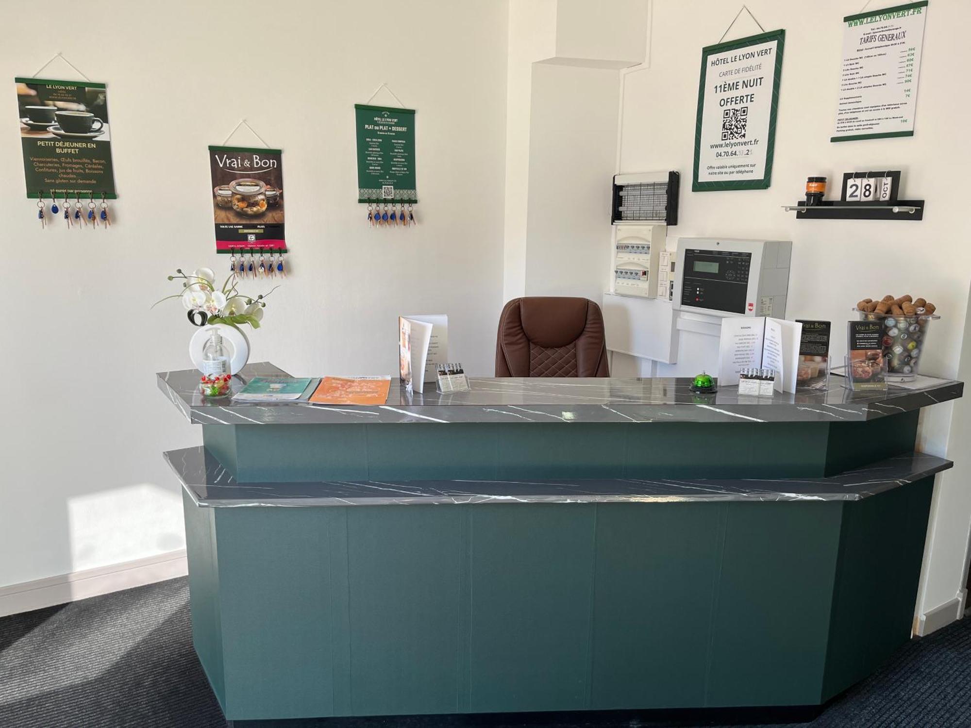 Hotel Le Lyon Vert Commentry Екстериор снимка