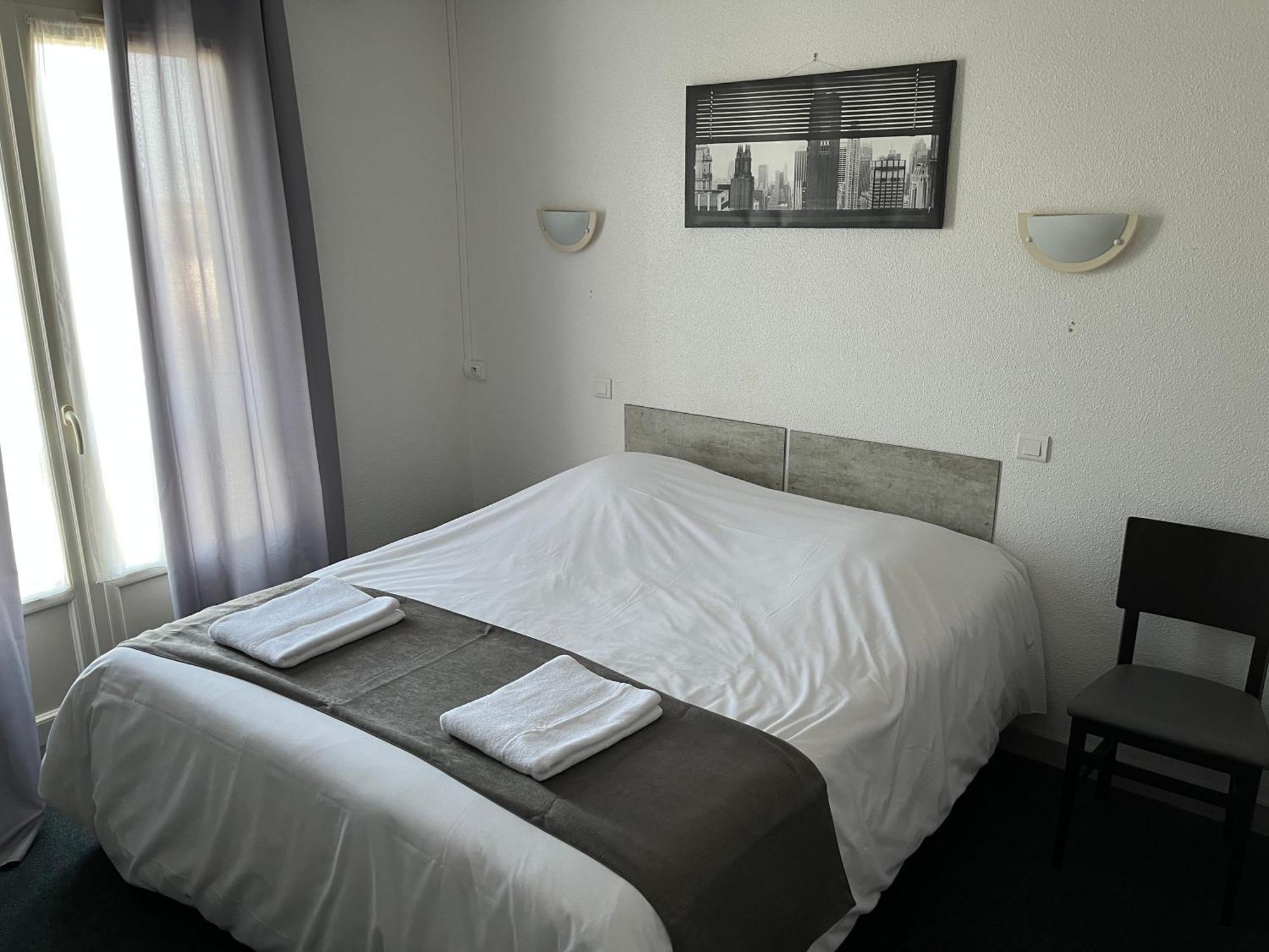 Hotel Le Lyon Vert Commentry Екстериор снимка