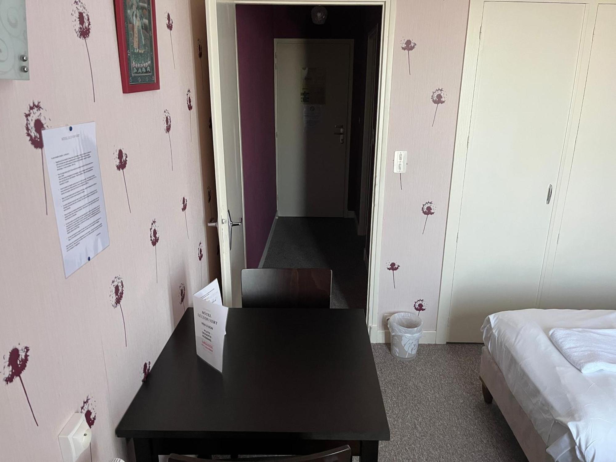 Hotel Le Lyon Vert Commentry Екстериор снимка