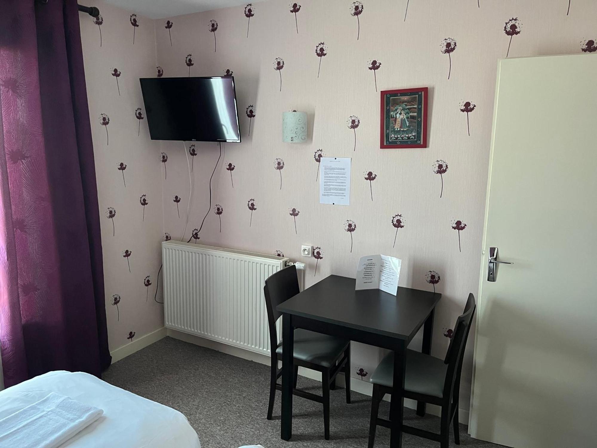Hotel Le Lyon Vert Commentry Екстериор снимка
