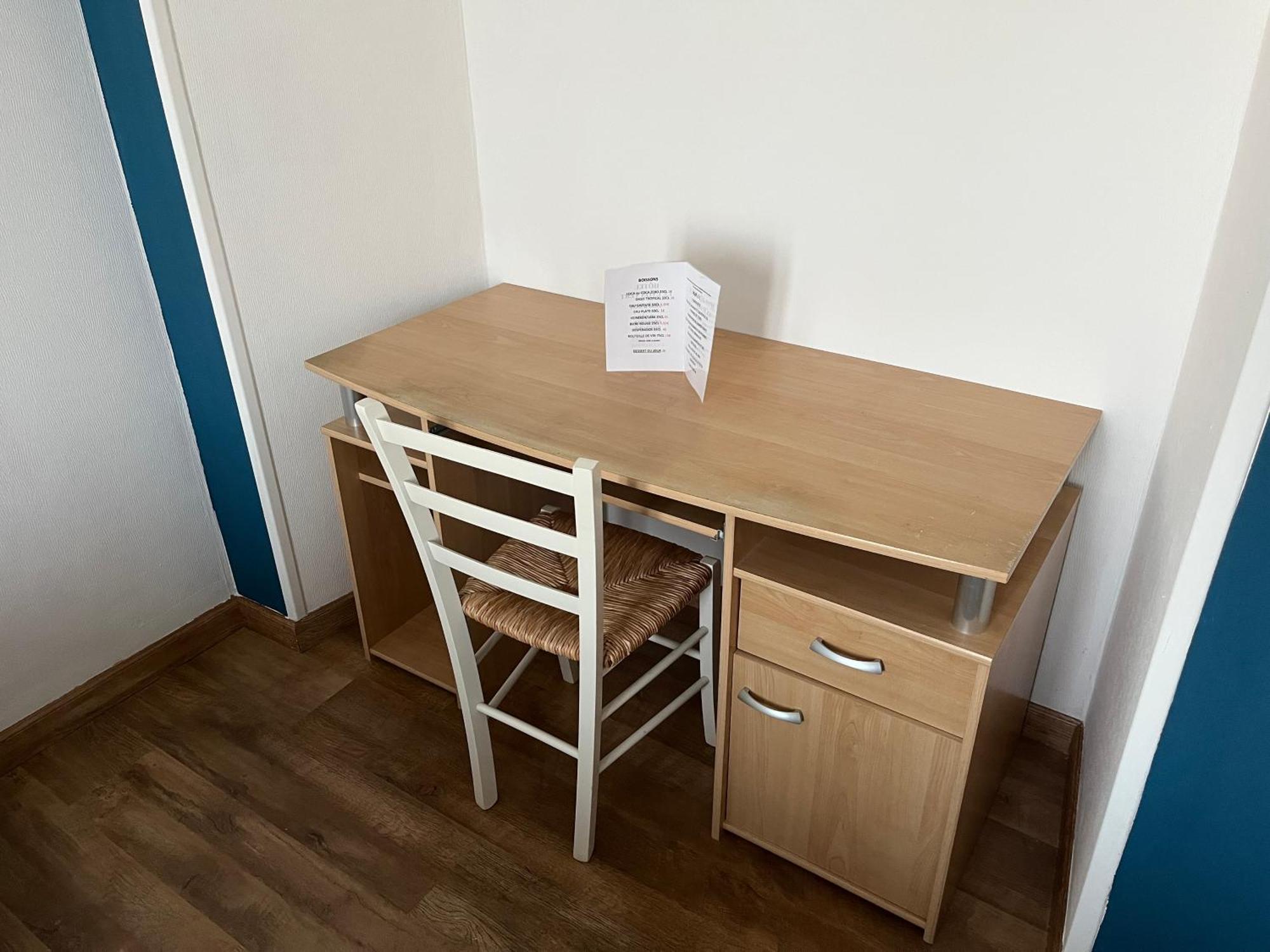 Hotel Le Lyon Vert Commentry Екстериор снимка
