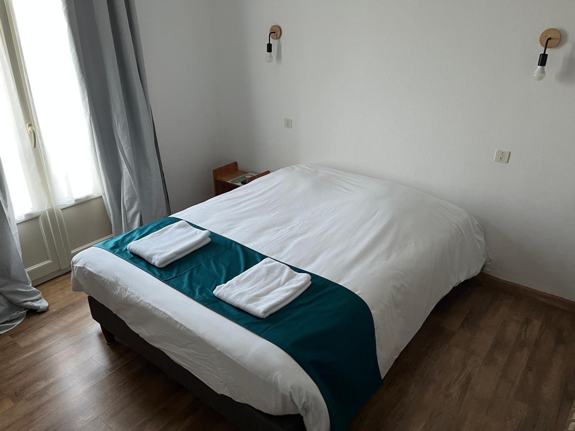 Hotel Le Lyon Vert Commentry Екстериор снимка