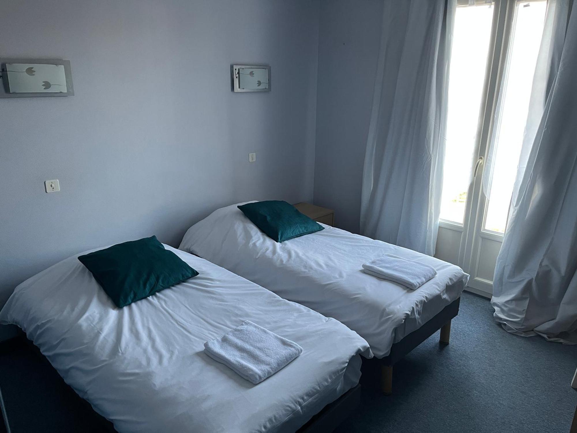 Hotel Le Lyon Vert Commentry Екстериор снимка
