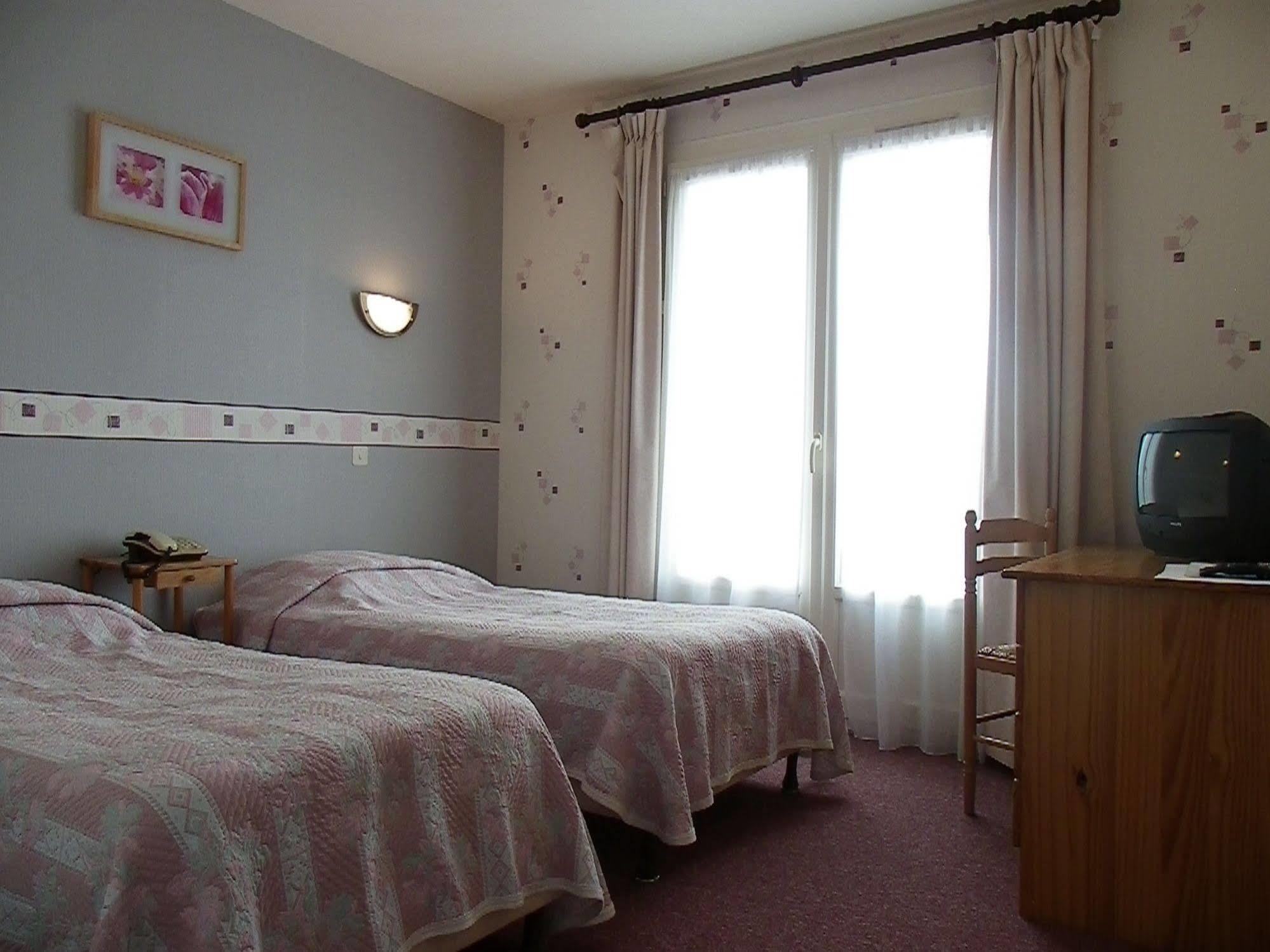 Hotel Le Lyon Vert Commentry Екстериор снимка