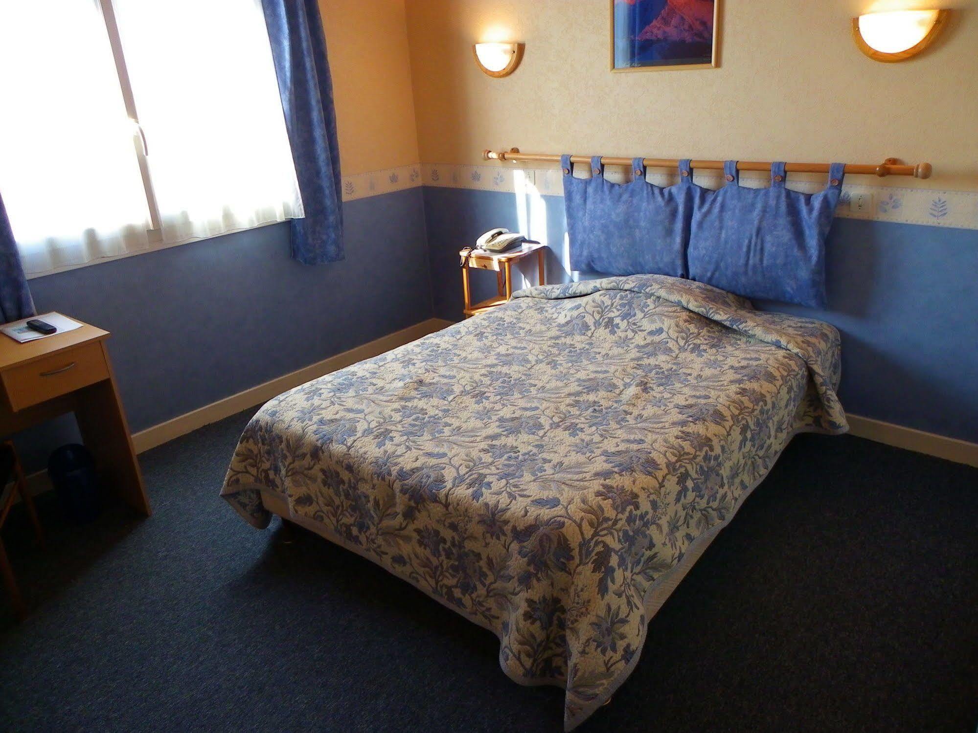 Hotel Le Lyon Vert Commentry Екстериор снимка
