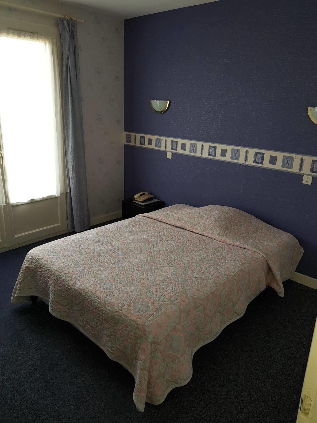 Hotel Le Lyon Vert Commentry Екстериор снимка