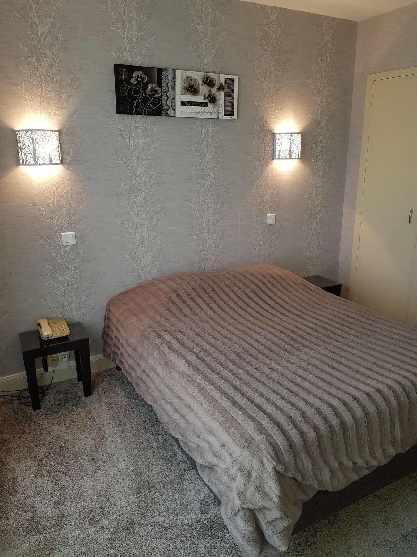 Hotel Le Lyon Vert Commentry Екстериор снимка