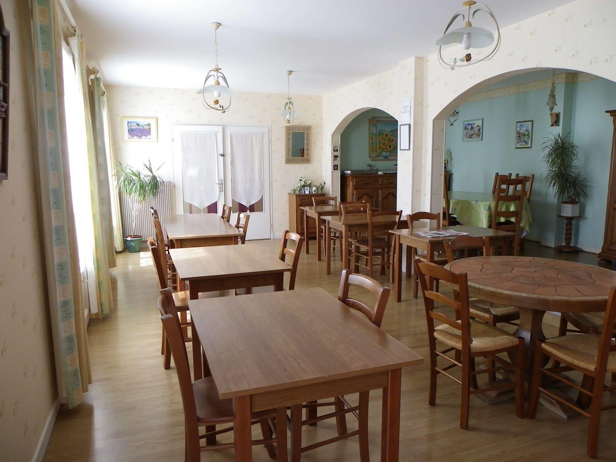 Hotel Le Lyon Vert Commentry Екстериор снимка